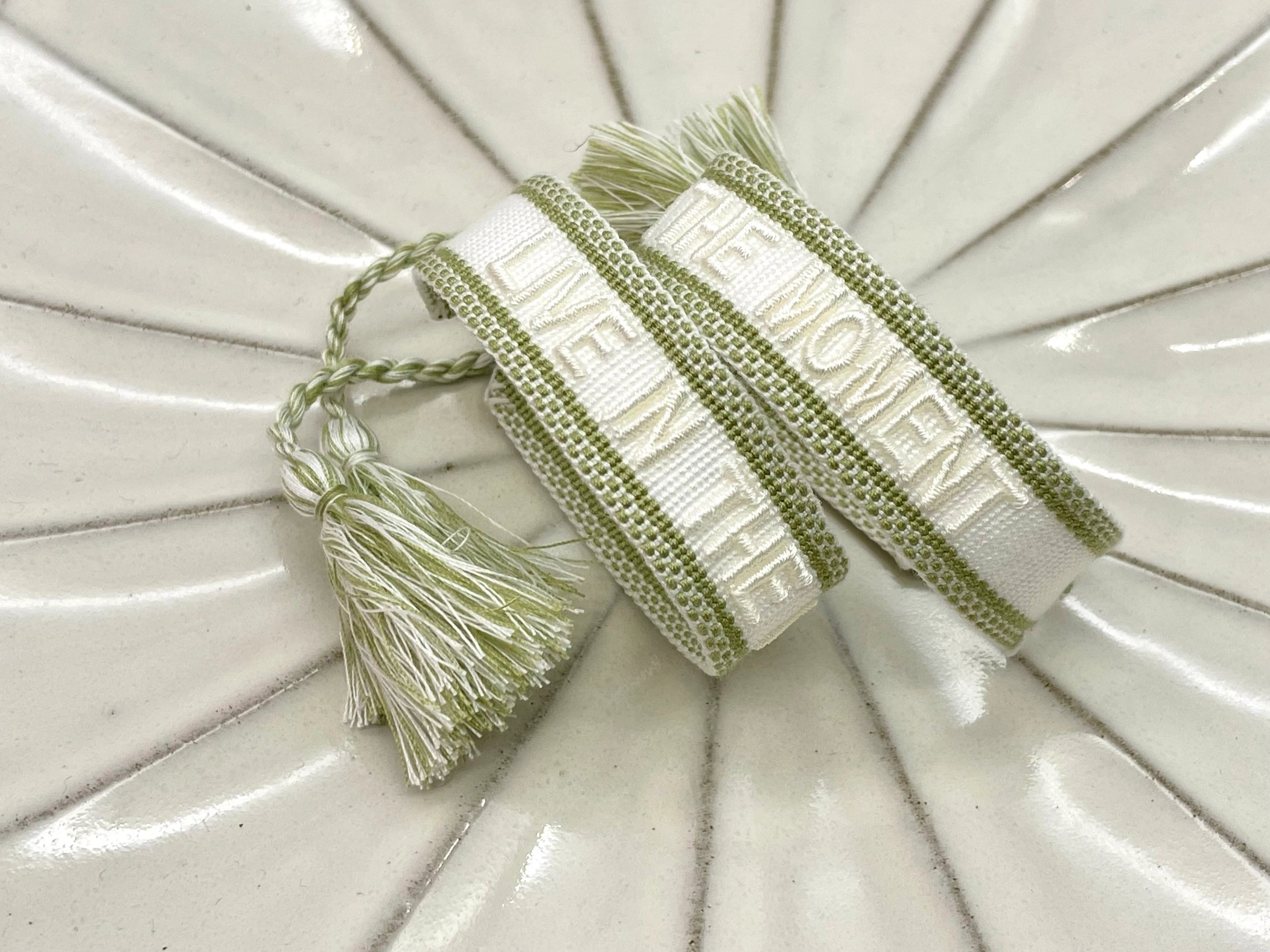 LIVE IN THE MOMENT Statement Armband gewebt, bestickt