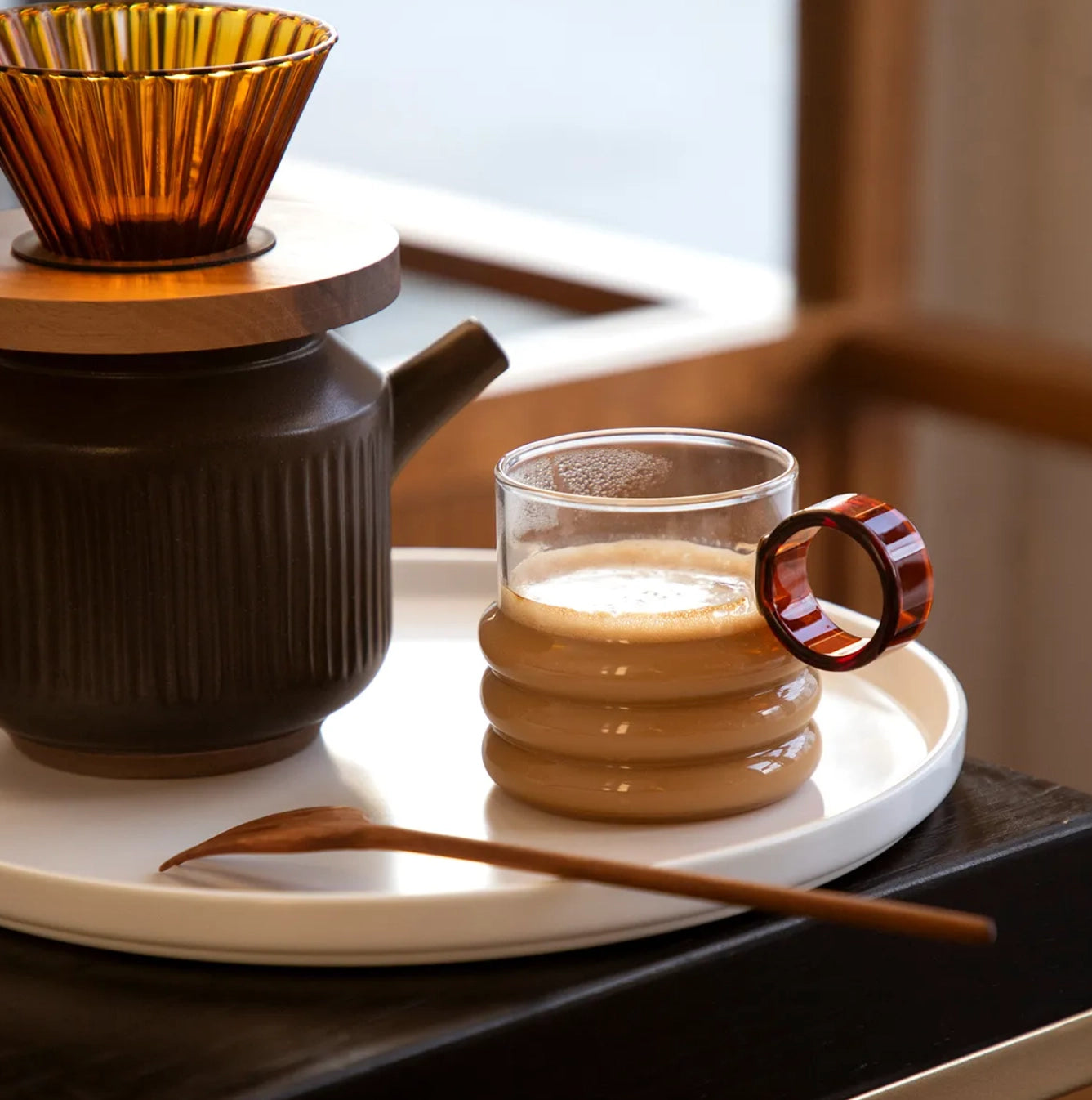 Ripple-Kaffeetasse mit buntem Griff/braun