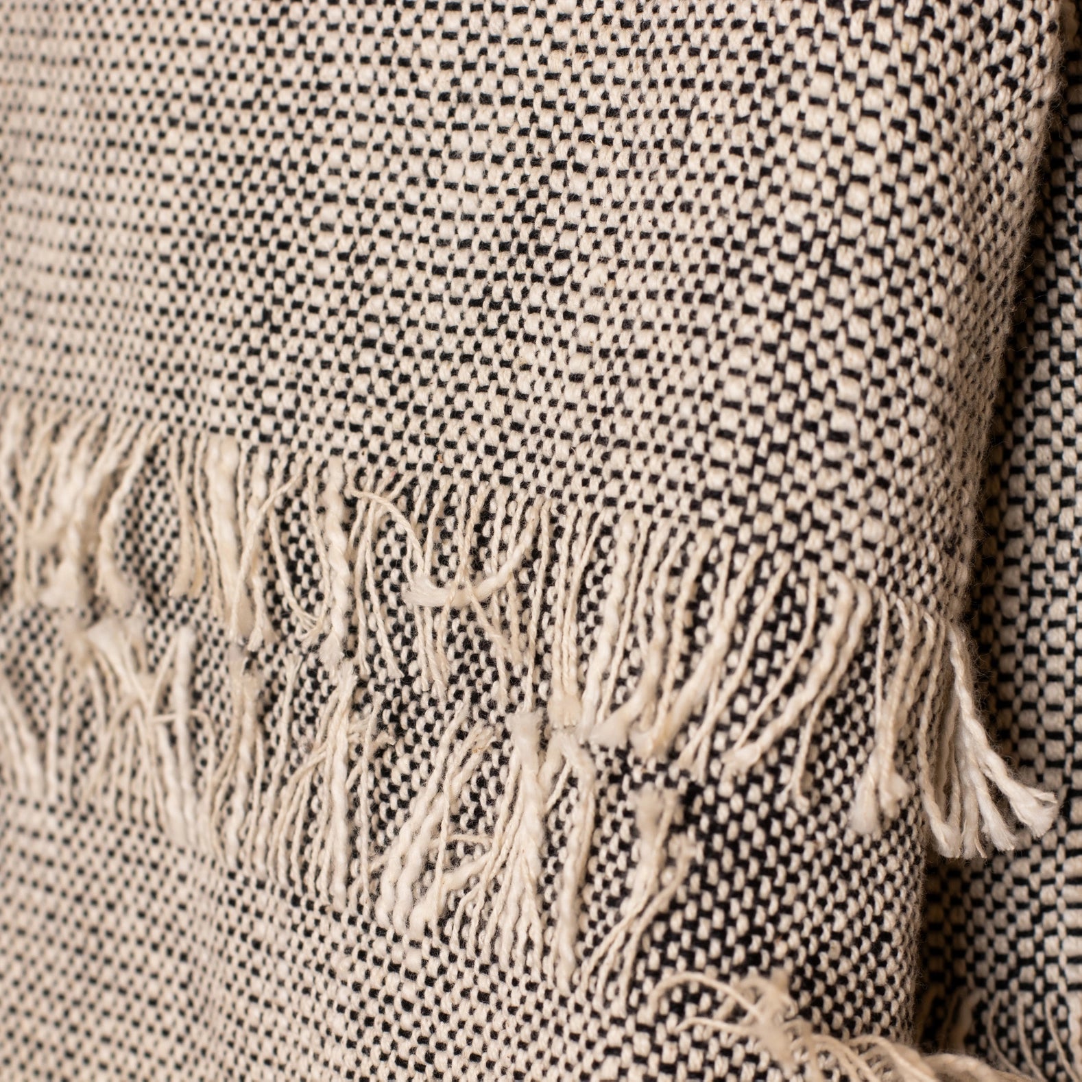 GESPRENKELTES HANDGEWEBTES BAUMWOLLPLAID MIT FRANSEN 125X150 SHERPA