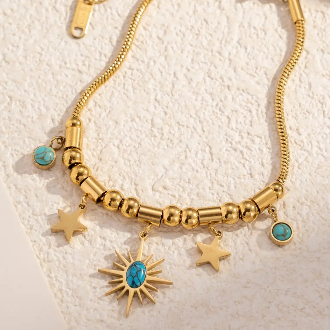 Set aus 3 Charm-Armbändern mit Natursteinen verziert