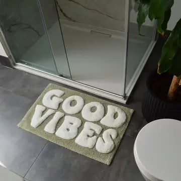 Badteppich mit Aufschrift Good Vibes, rutschfester, handgetufteter Badteppich