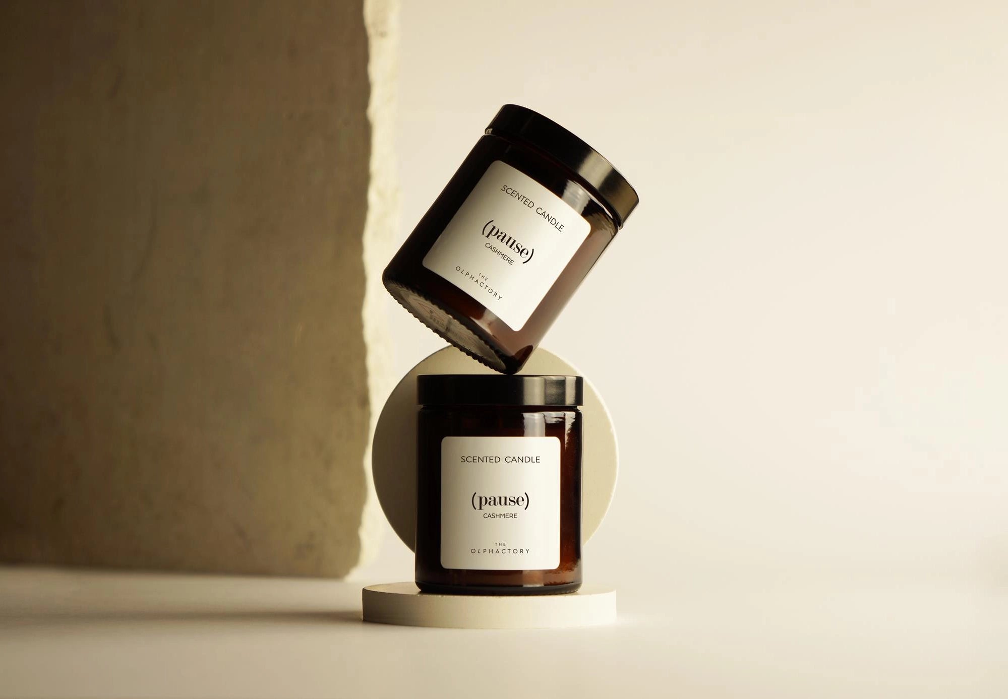 PFLANZLICHE WACHSKERZE THE OLPHACTORY CASHMERE 135g