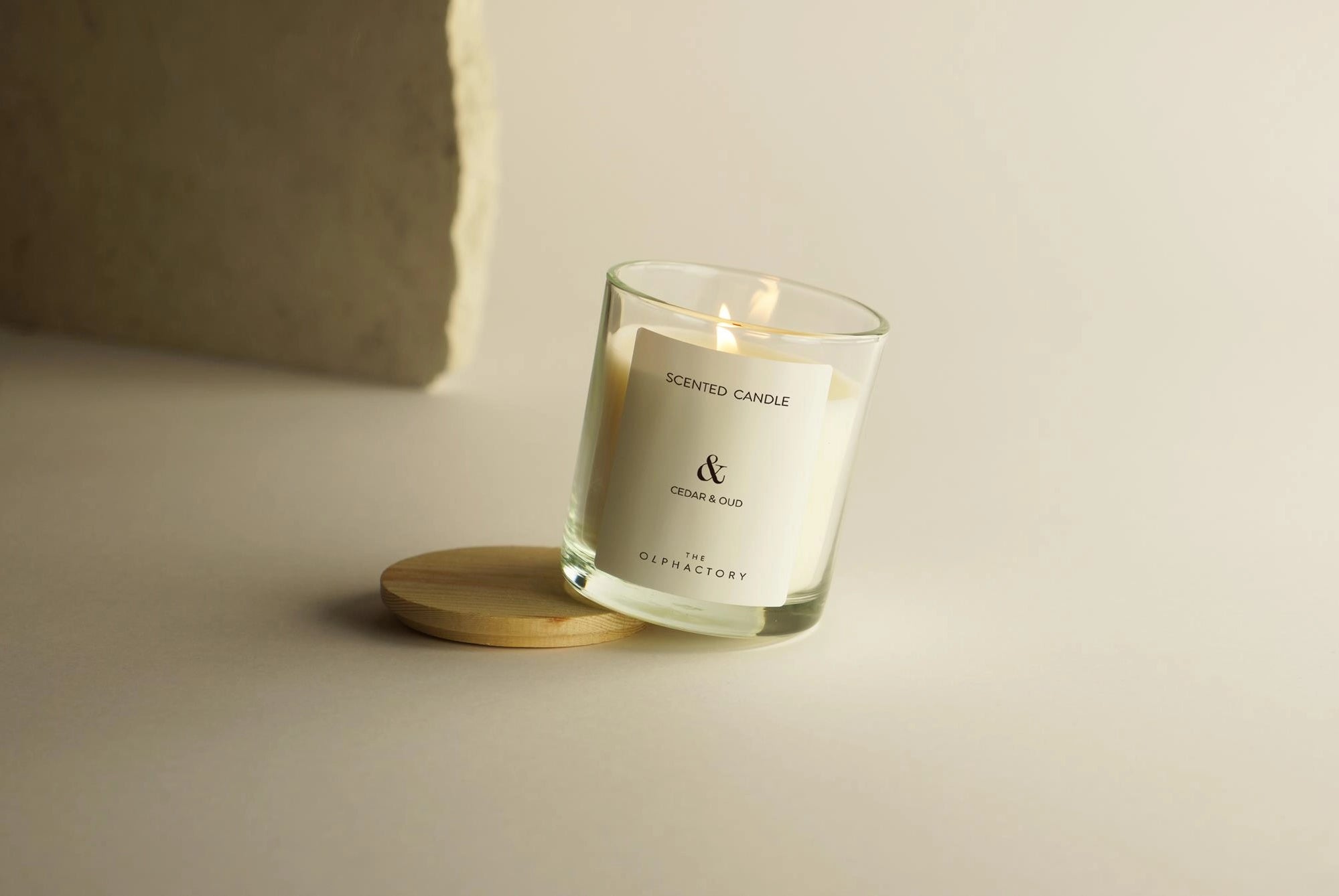 THE OLPHACTORY CEDAR & OUD Pflanzliche Wachskerze 200g