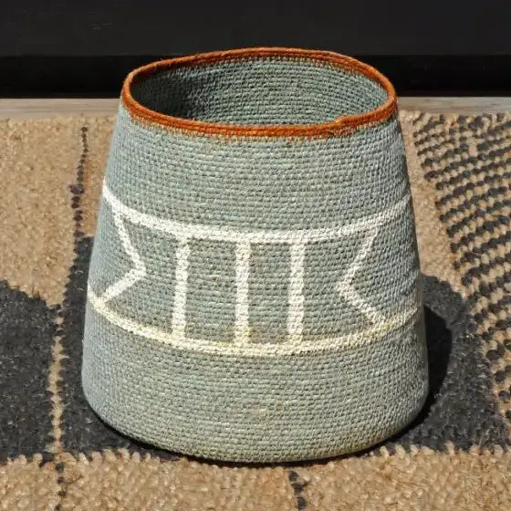 Tribalischer konischer Korb aus Seegras GRAU