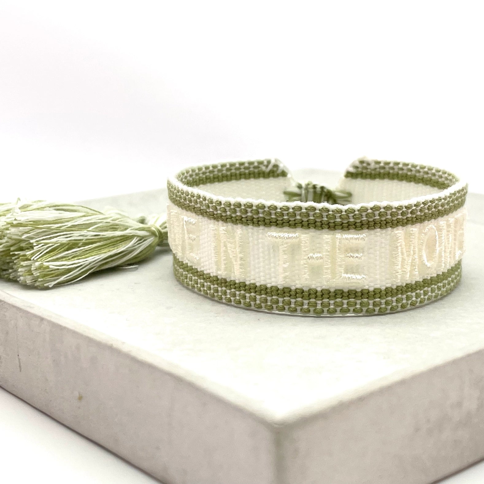 LIVE IN THE MOMENT Statement Armband gewebt, bestickt