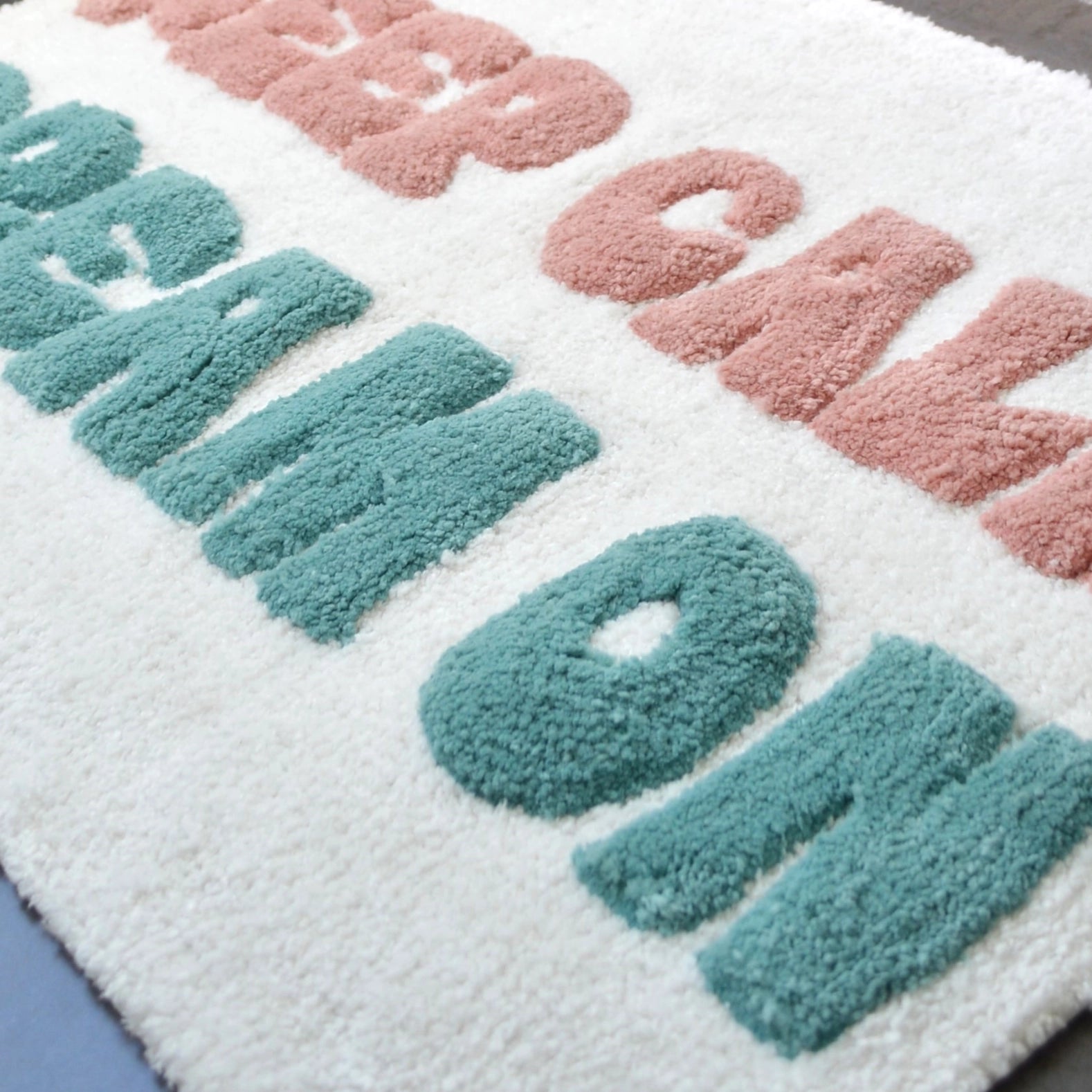 Badematte mit Aufschrift „Keep Calm Dream On“, rutschfest, handgefertigter Teppich