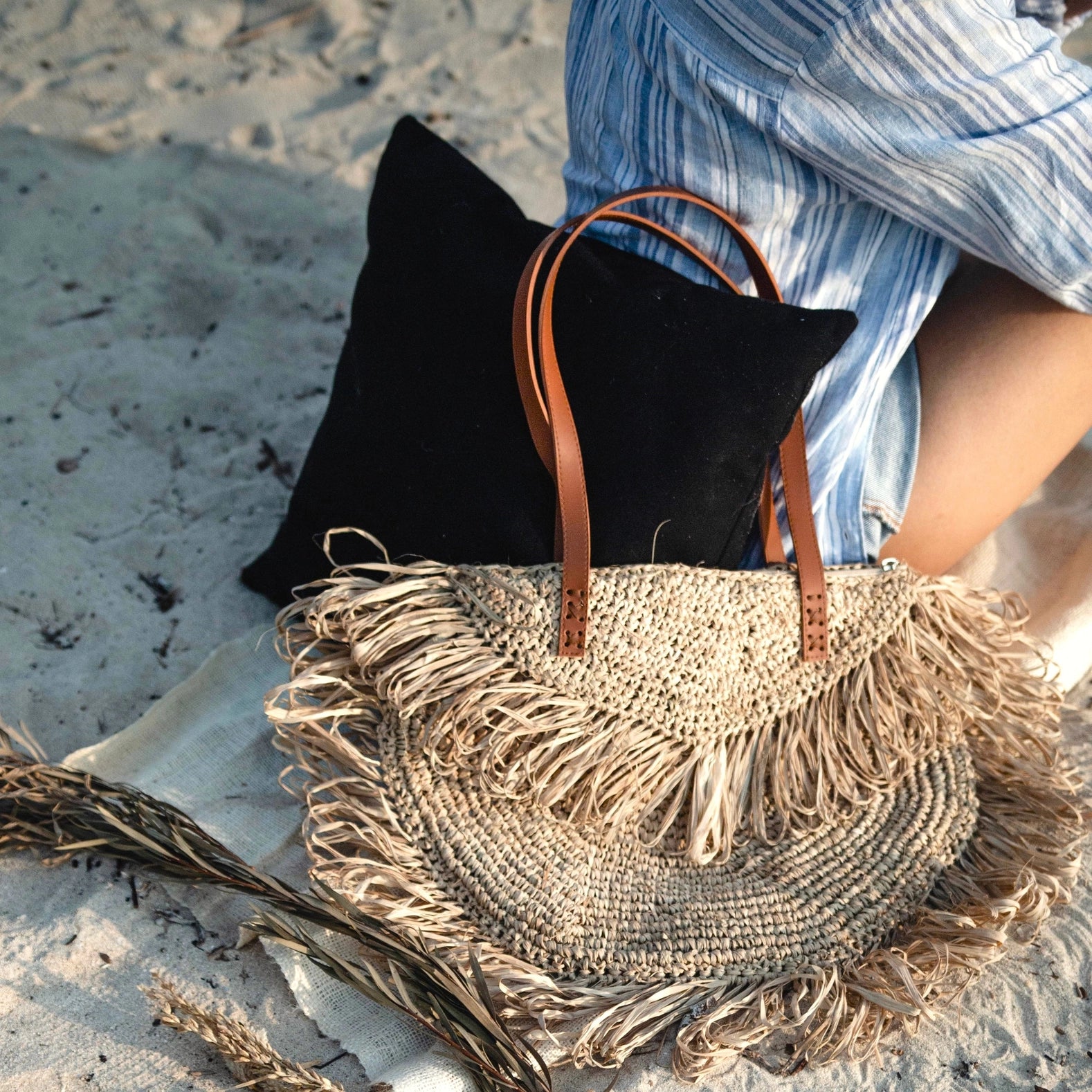 Beigefarbene Schultertasche mit Fransen Strandtasche SUMBAWA