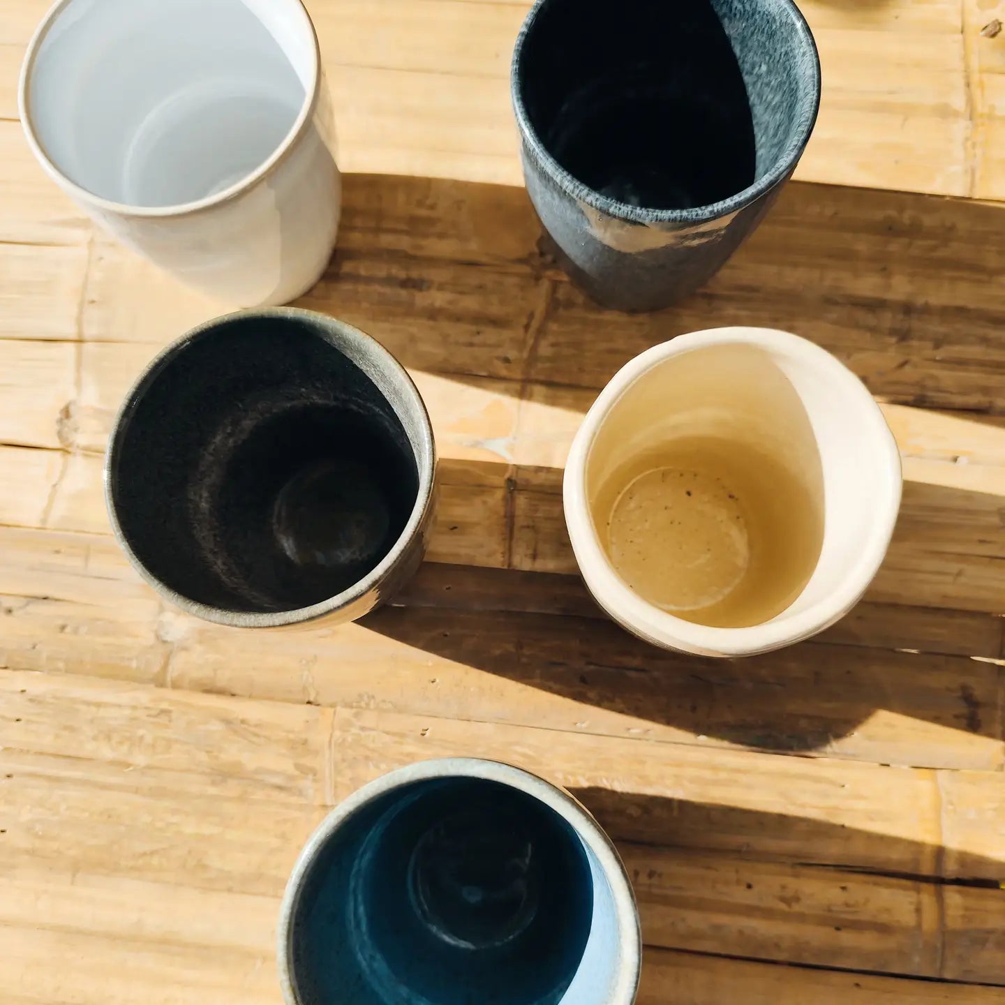 SET AUS STEINGUT-KERAMIKBECHERN
