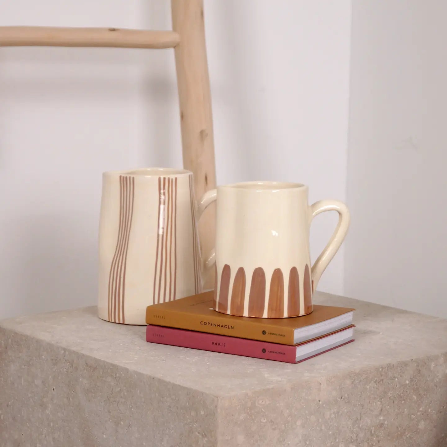 Karaffe aus Terrakotta mit halben Streifen - Beige
