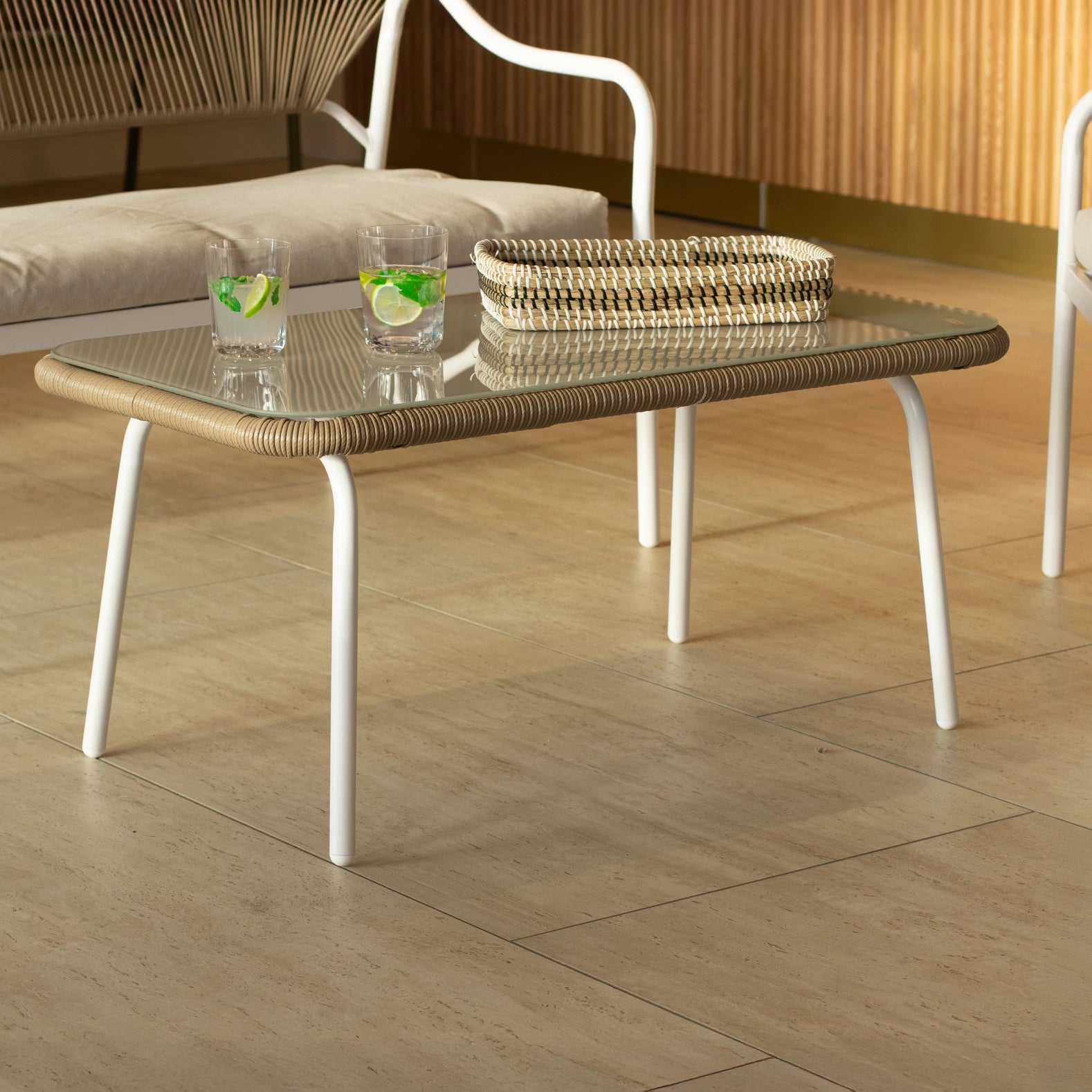 WEISSE STAHL- UND SYNTHETIK-RATTAN-GARTENLOUNGE SANTORINI