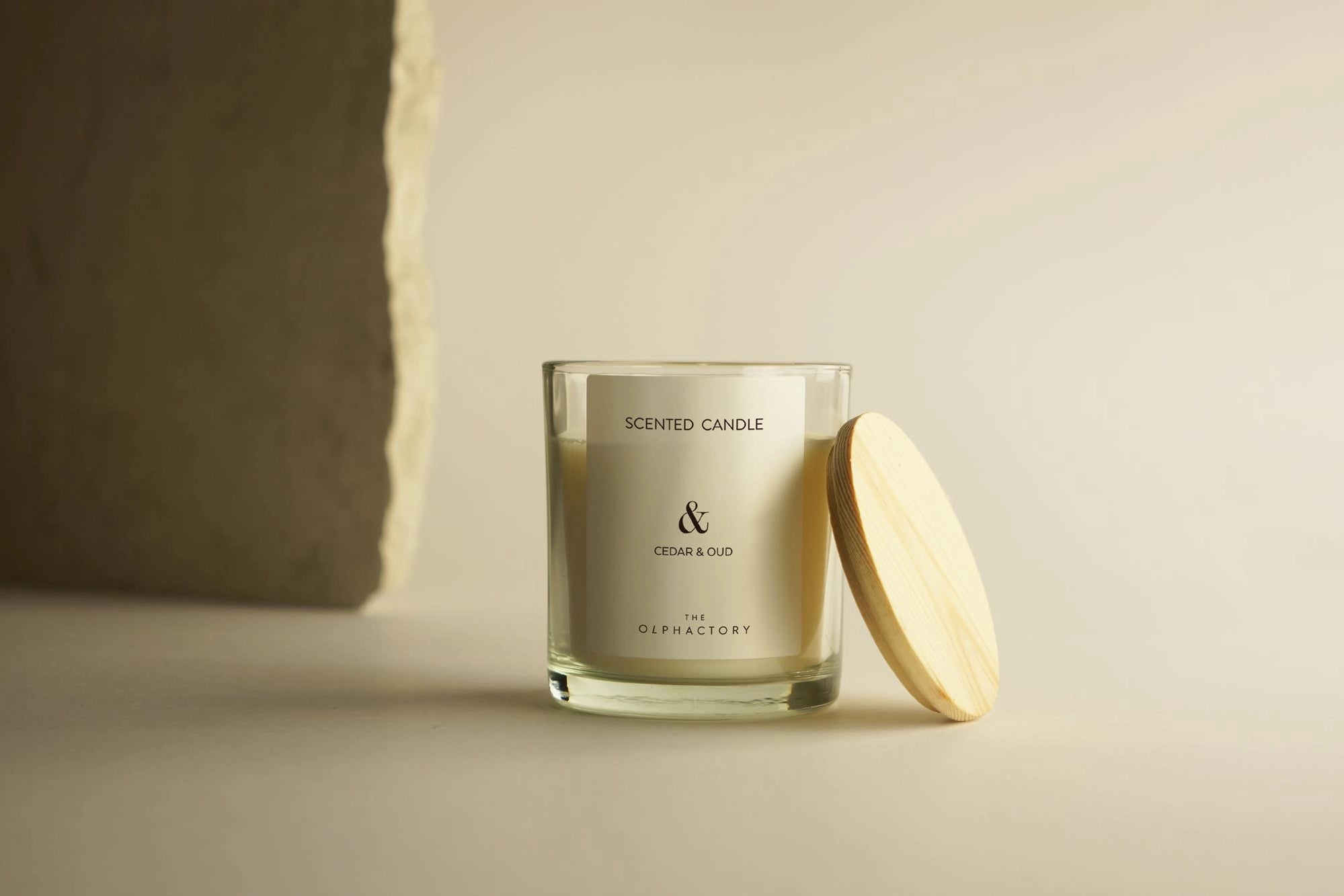 THE OLPHACTORY CEDAR & OUD Pflanzliche Wachskerze 200g