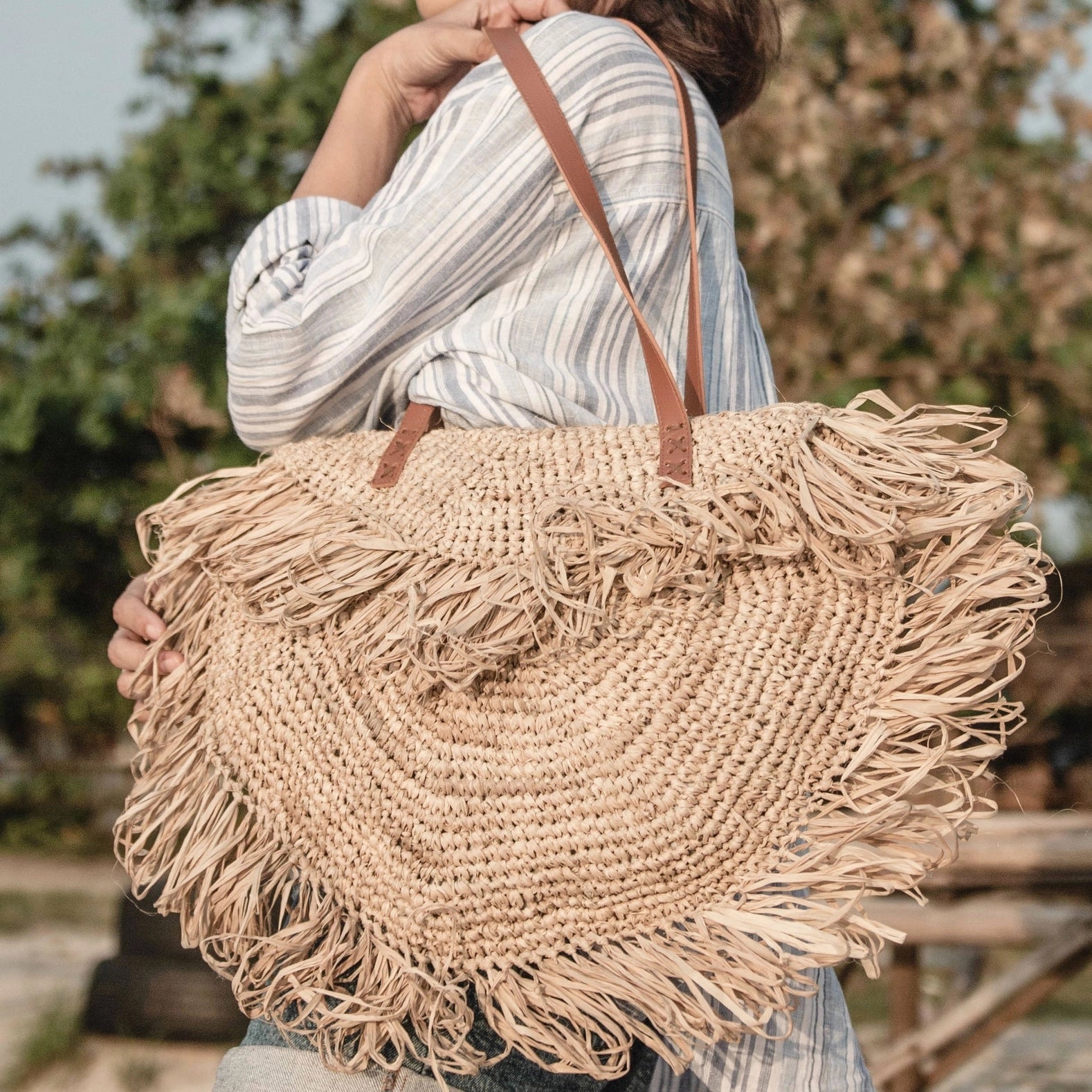 Beigefarbene Schultertasche mit Fransen Strandtasche SUMBAWA