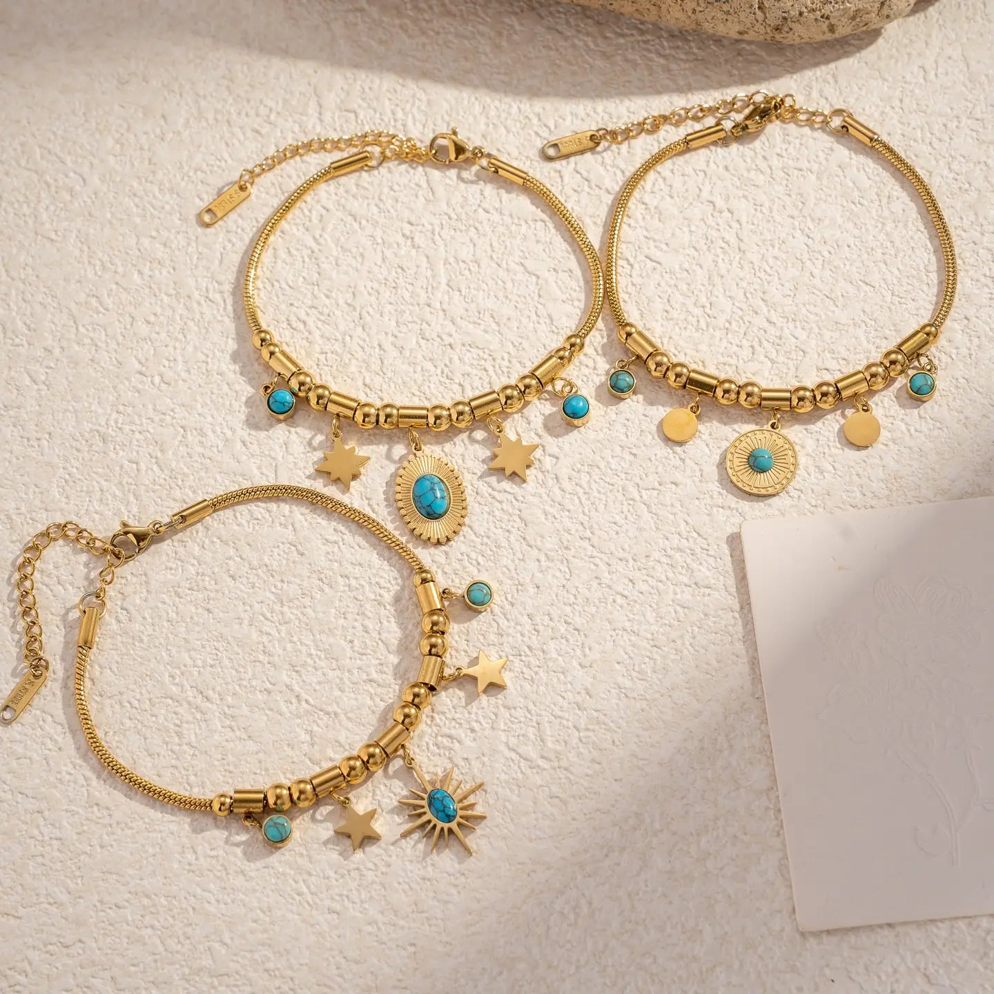 Set aus 3 Charm-Armbändern mit Natursteinen verziert