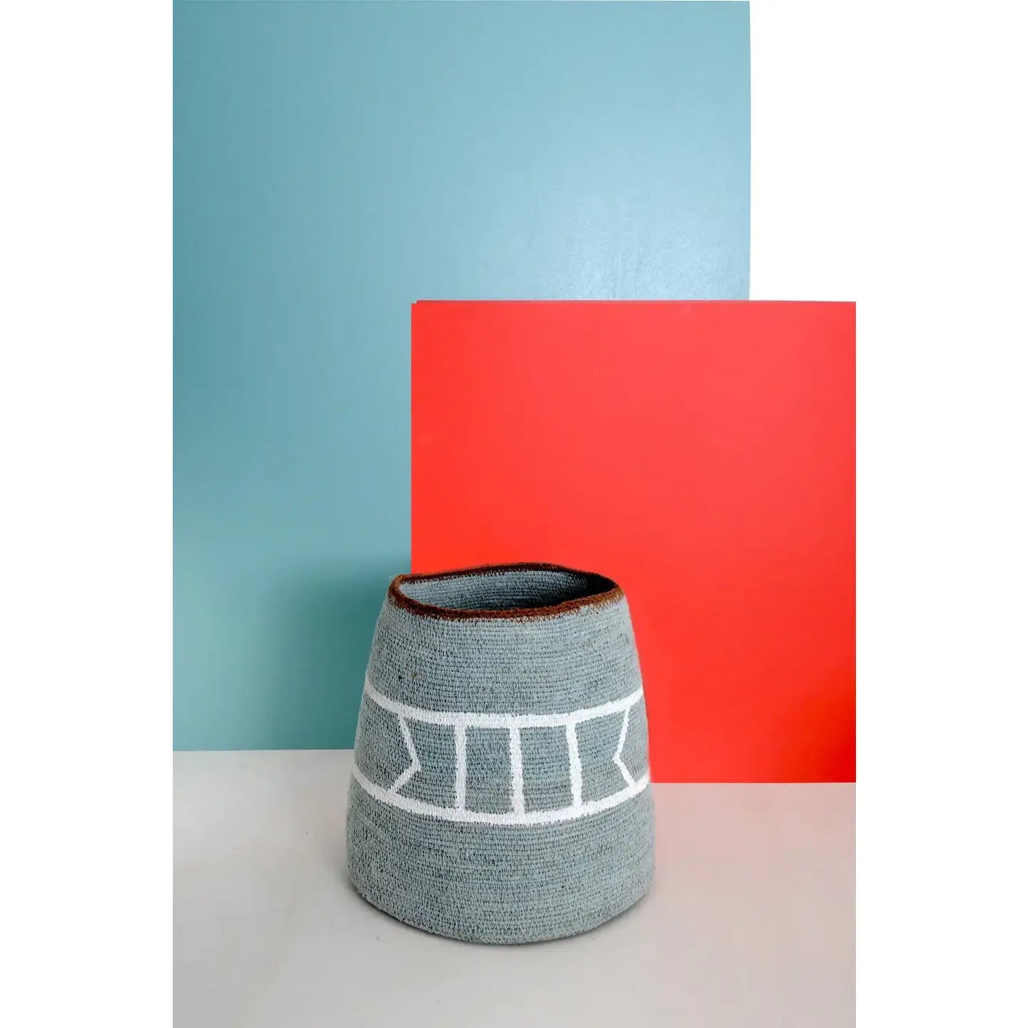 Tribalischer konischer Korb aus Seegras GRAU