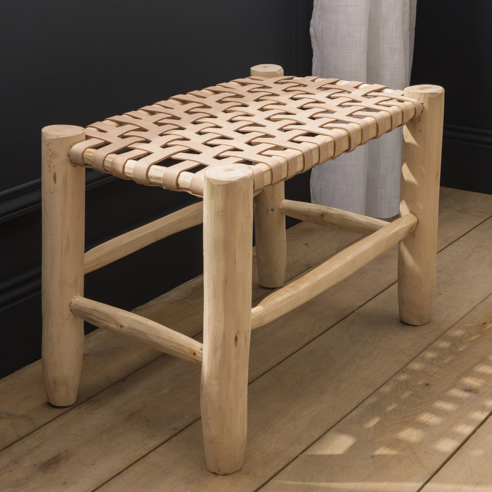 Kleine marokkanische Bank aus Holz und Leder