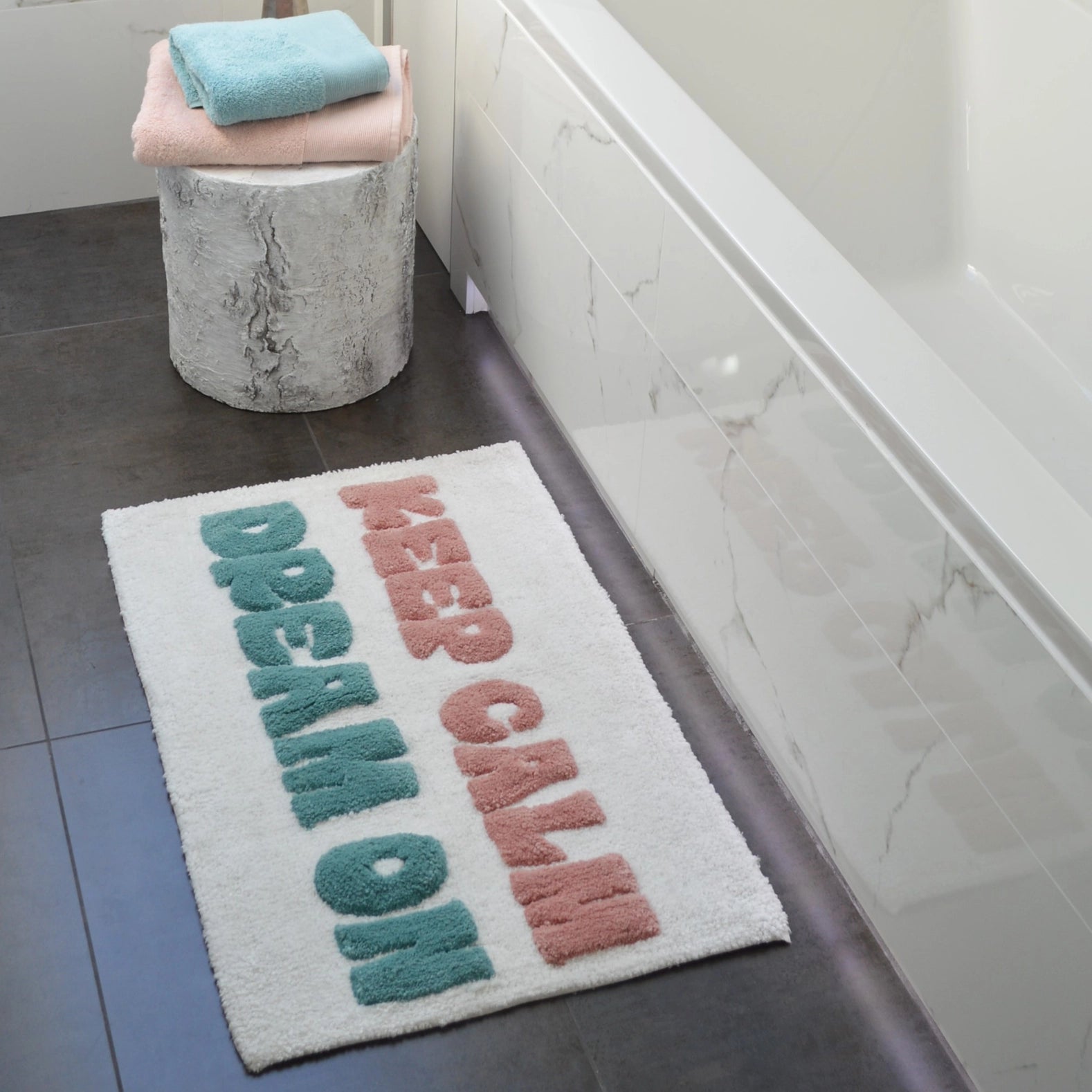 Badematte mit Aufschrift „Keep Calm Dream On“, rutschfest, handgefertigter Teppich