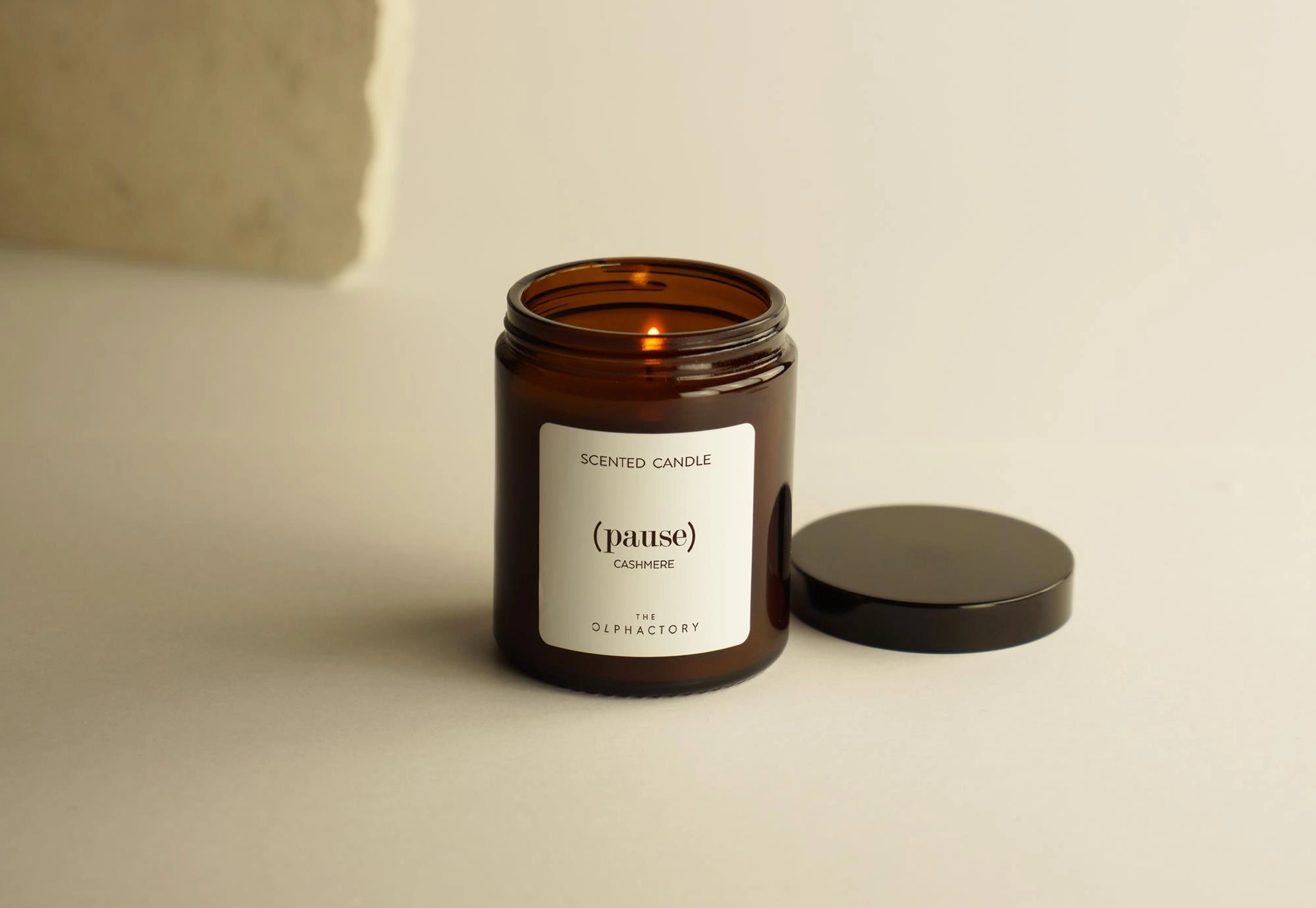 PFLANZLICHE WACHSKERZE THE OLPHACTORY CASHMERE 135g
