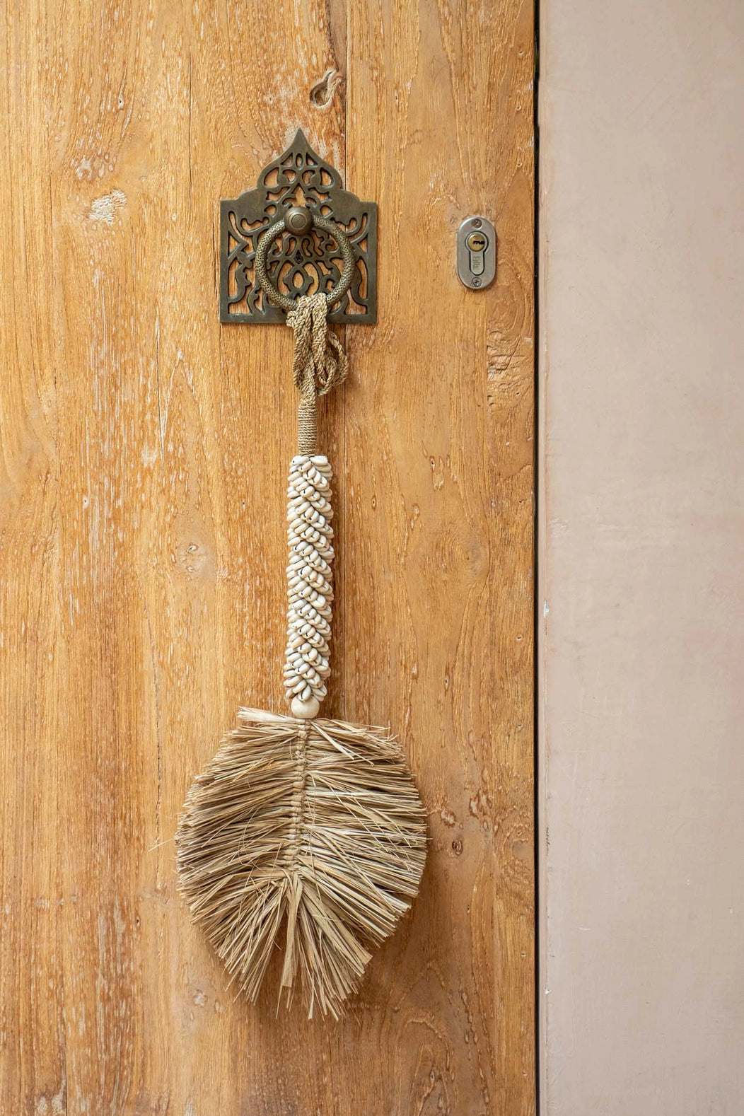 The Raffia Shell Tassel - White Natural