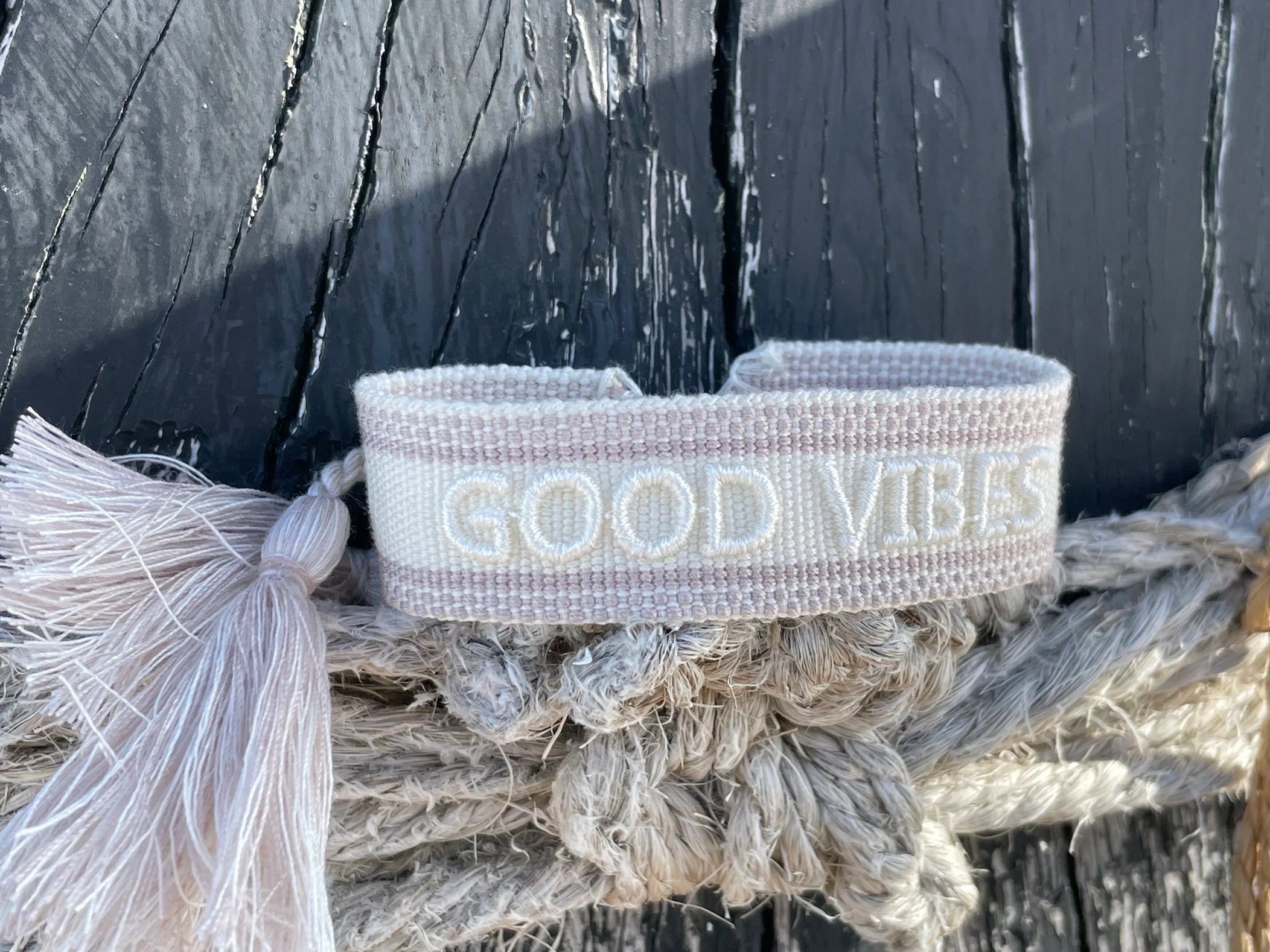 GOOD VIBES Statement Armband gewebt, bestickt