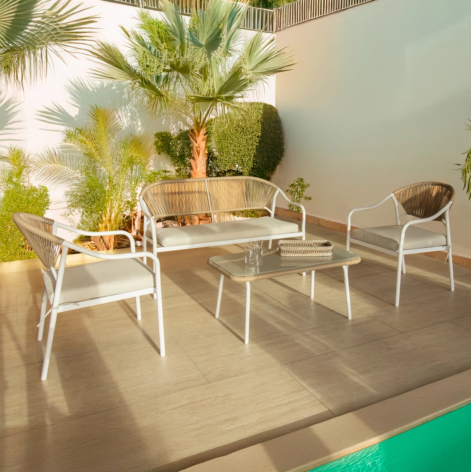 WEISSE STAHL- UND SYNTHETIK-RATTAN-GARTENLOUNGE SANTORINI