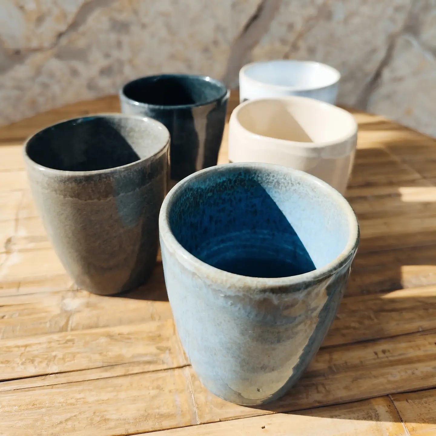 SET AUS STEINGUT-KERAMIKBECHERN