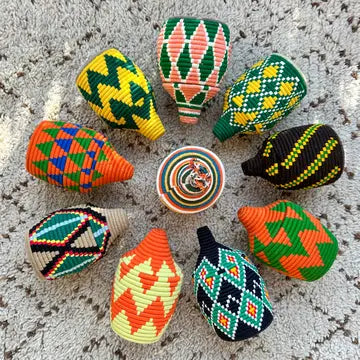 Kleine bunte Berberkörbe