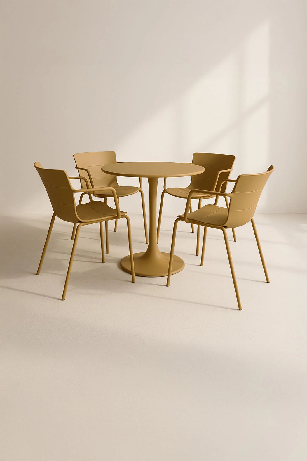 Montauk - Set aus Tisch und 4 Outdoor-Esstühlen aus Polypropylen und Metall, ocker