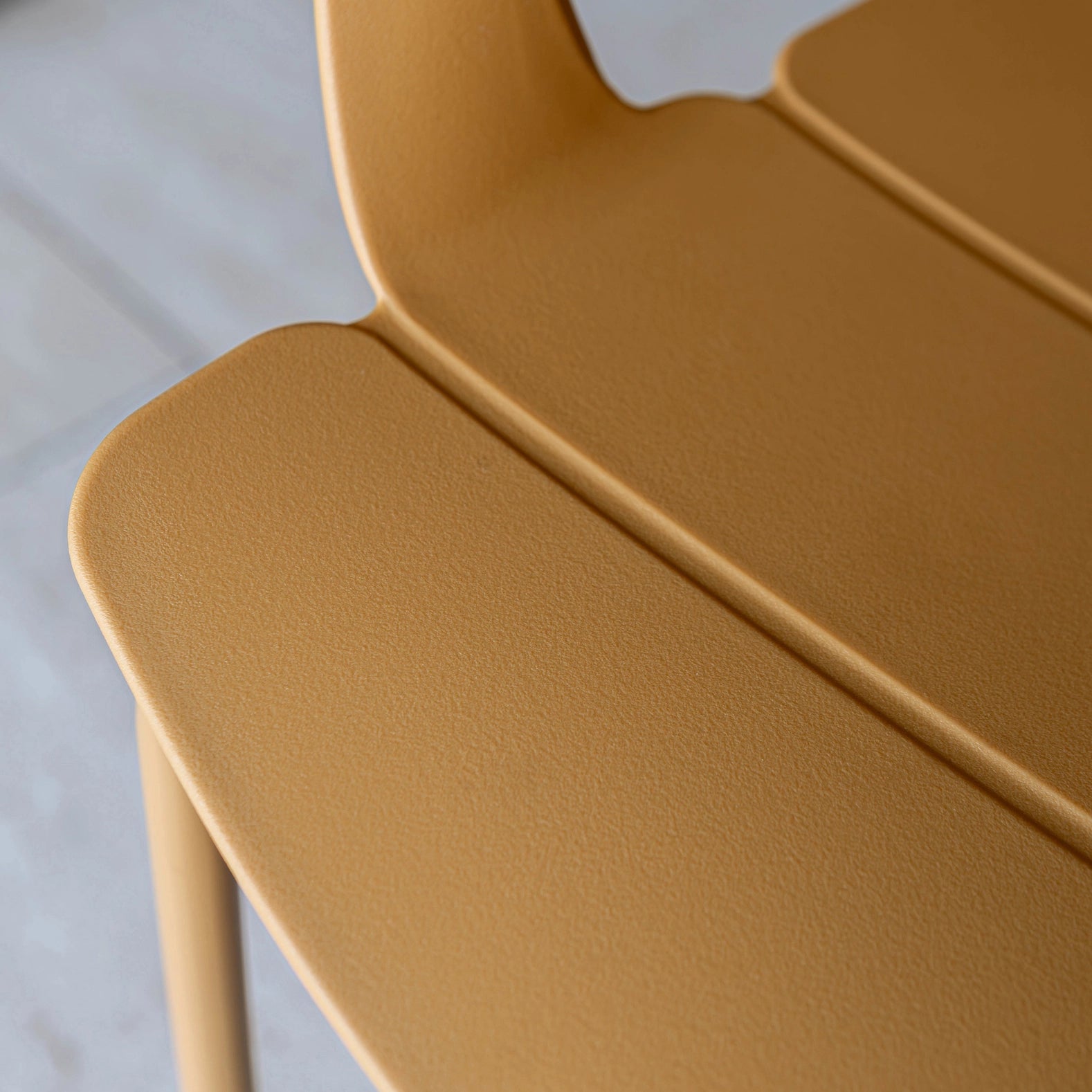 TISCH UND 4 STÜHLE AUS POLYPROPYLEN/METALL OCKER MONTAUK