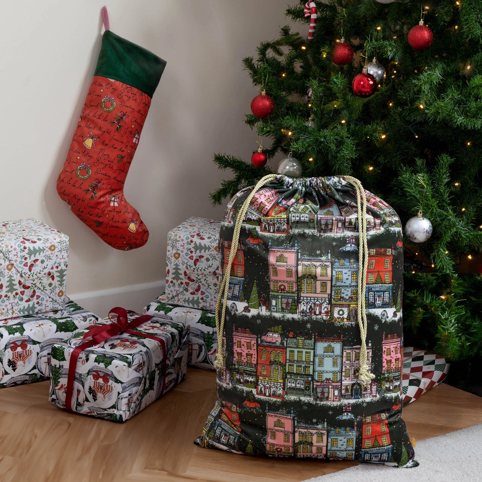 Weihnachtsstrumpf aus Samt, Motiv Christmas Spirit, mehrfarbig