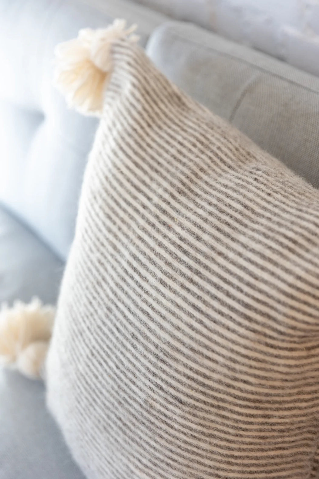 Pompom-Kissen – Handgewebter Baumwoll-Kissenbezug (50x50 cm)