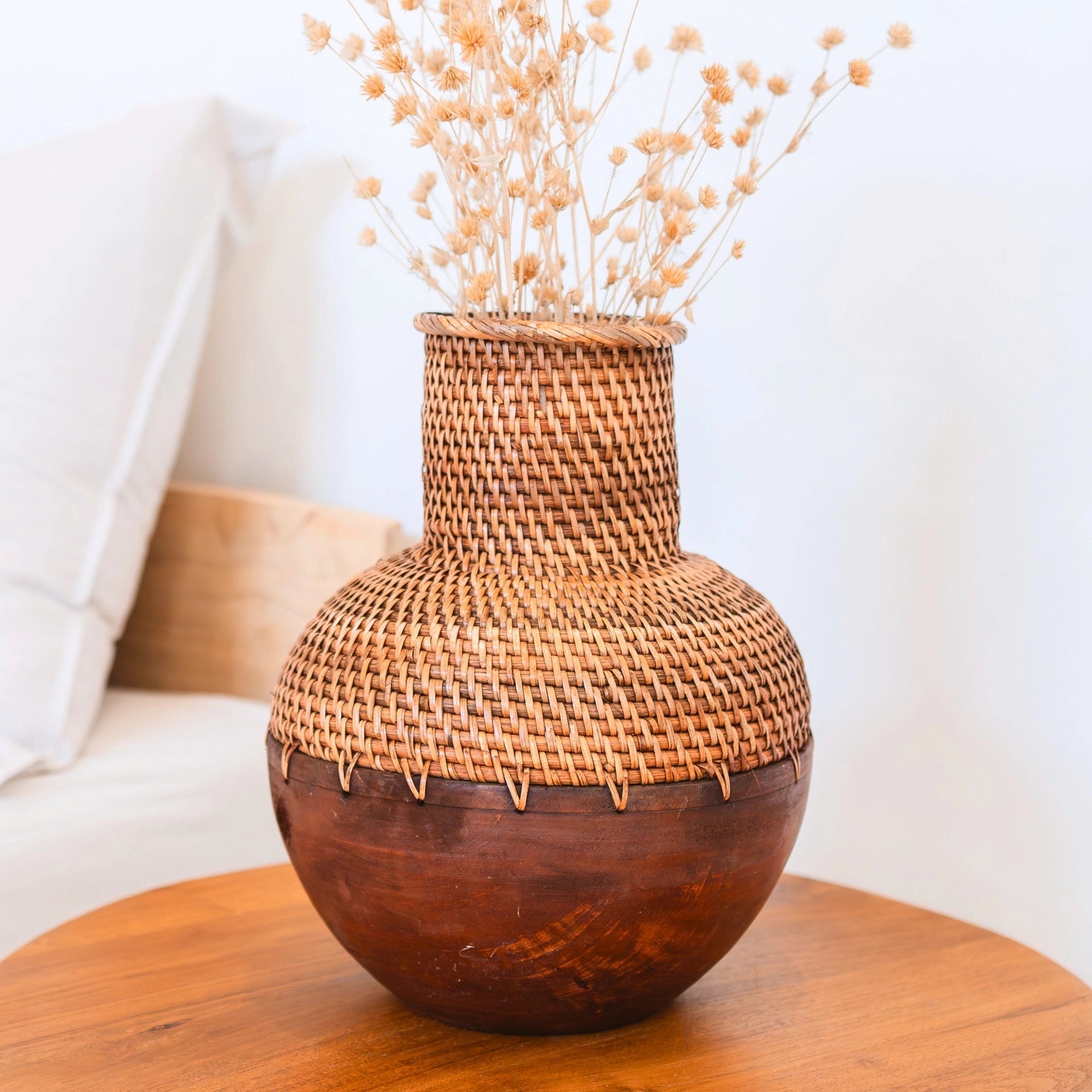 Kleine Rattanvase KAMARI aus Holz in Braun für Trockenblumen