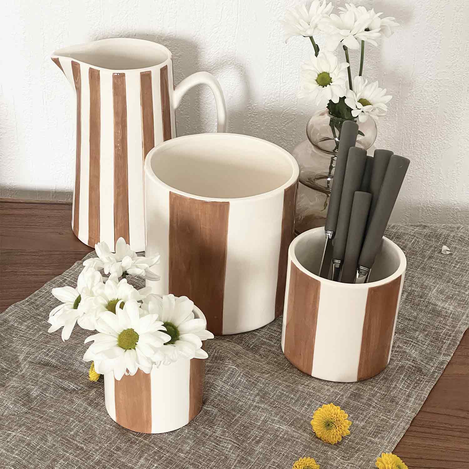 Set aus 4 braunen, gestreiften Töpfen Ø14 × H14 cm