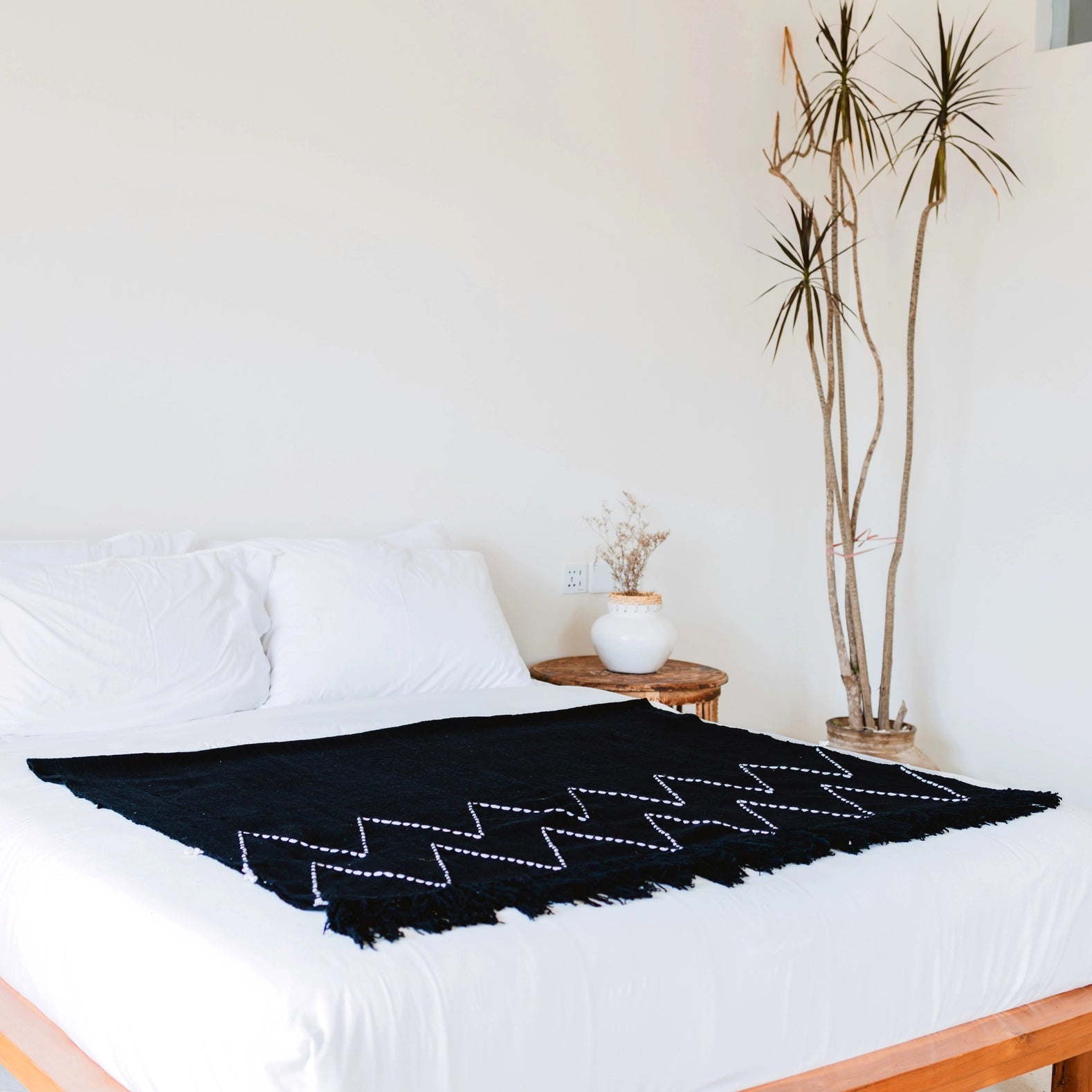 Schwarze handgewebte Boho-Tagesdecke mit Fransen LINGGAH