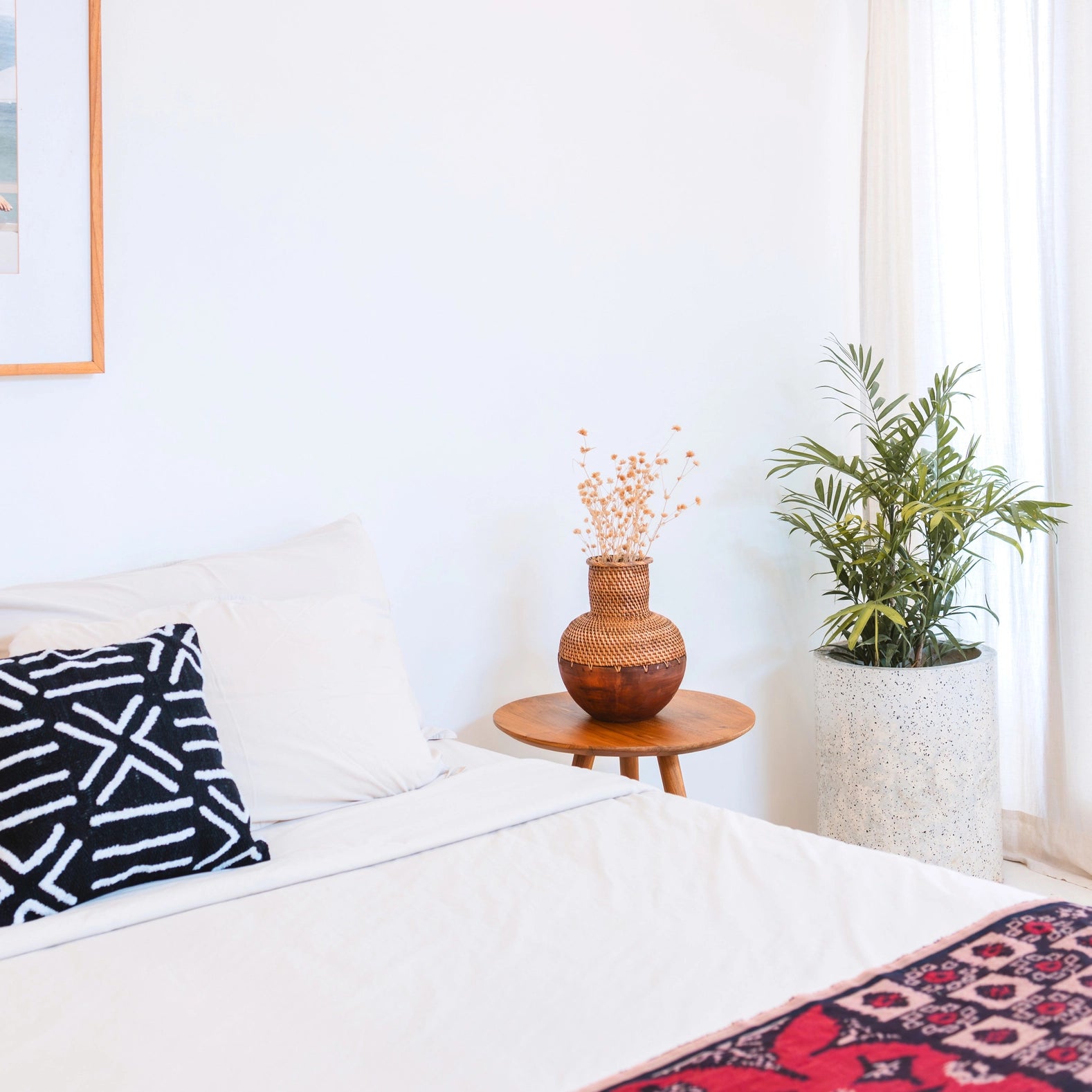 Kleine Rattanvase KAMARI aus Holz in Braun für Trockenblumen