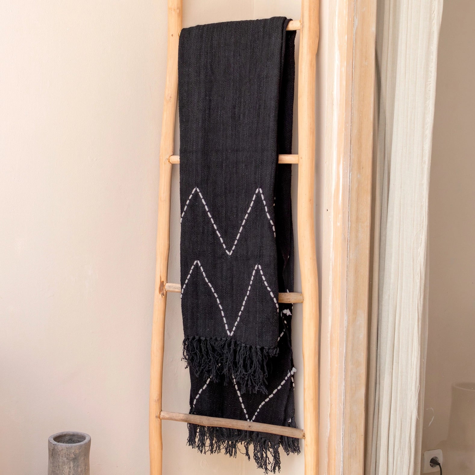 Schwarze handgewebte Boho-Tagesdecke mit Fransen LINGGAH