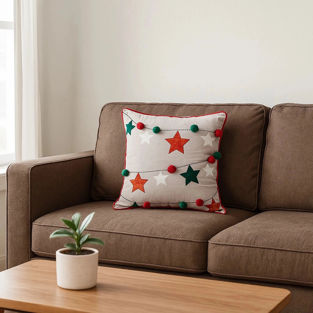 Weihnachtskissen mit Sternen und Pompons in fröhlichen Farben – Urbane Hide