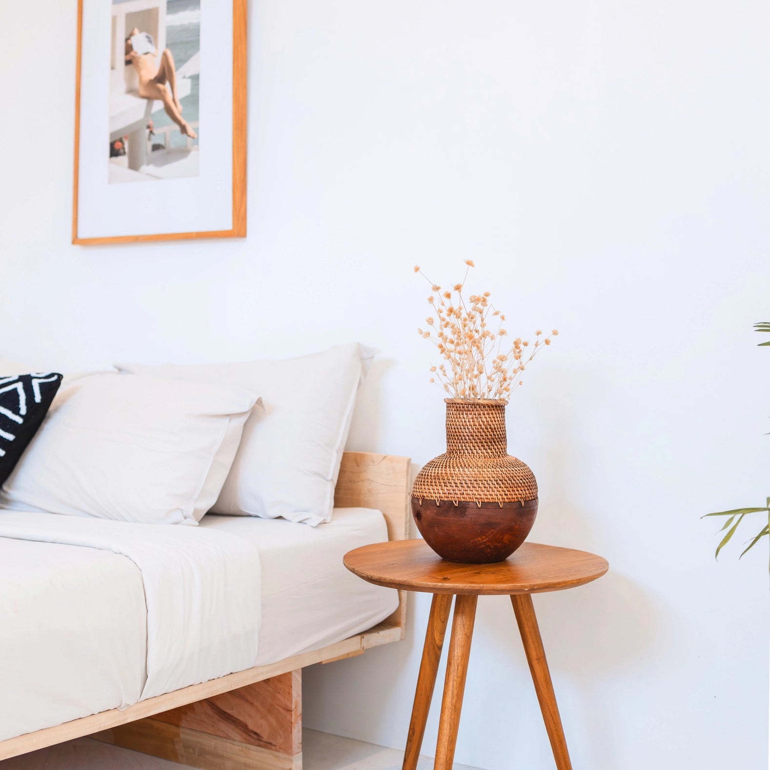 Kleine Rattanvase KAMARI aus Holz in Braun für Trockenblumen