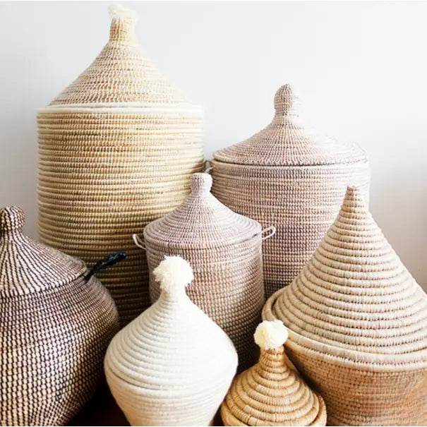 Mittlerer marokkanischer Tajine-Korb mit Bommel – Weiß