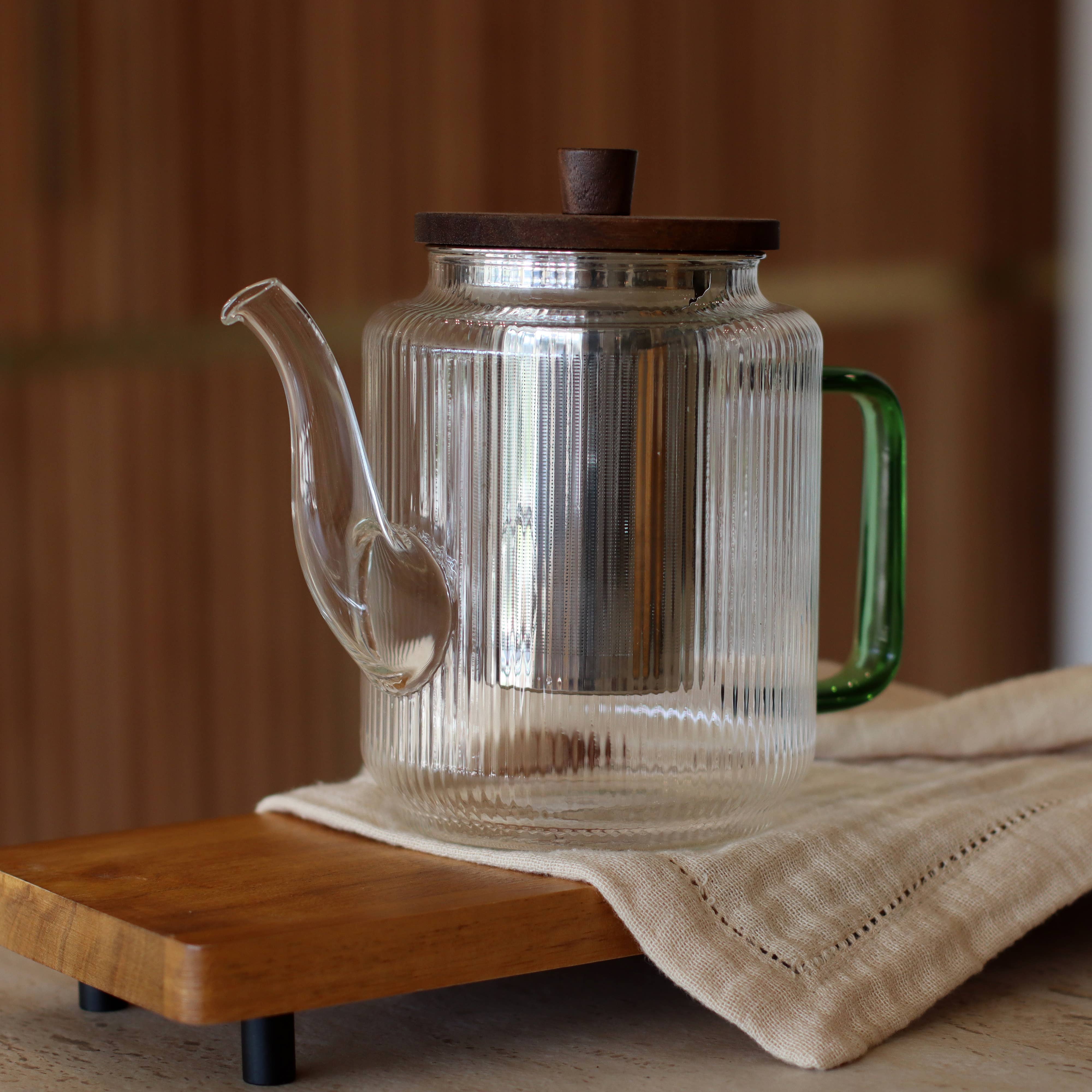 Karl Teekanne 1,2 l aus Borosilikatglas mit jadefarbenem Griff
