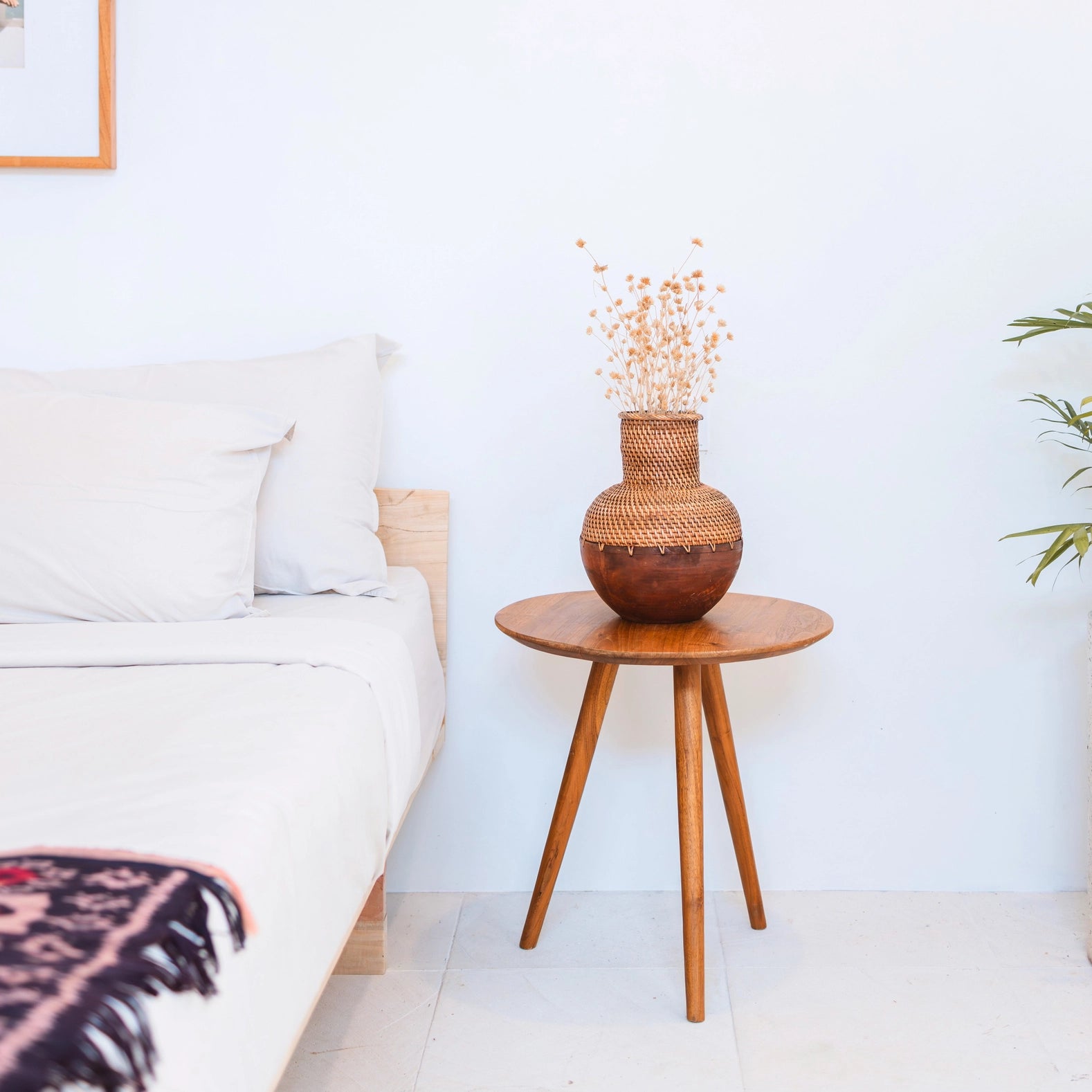 Kleine Rattanvase KAMARI aus Holz in Braun für Trockenblumen