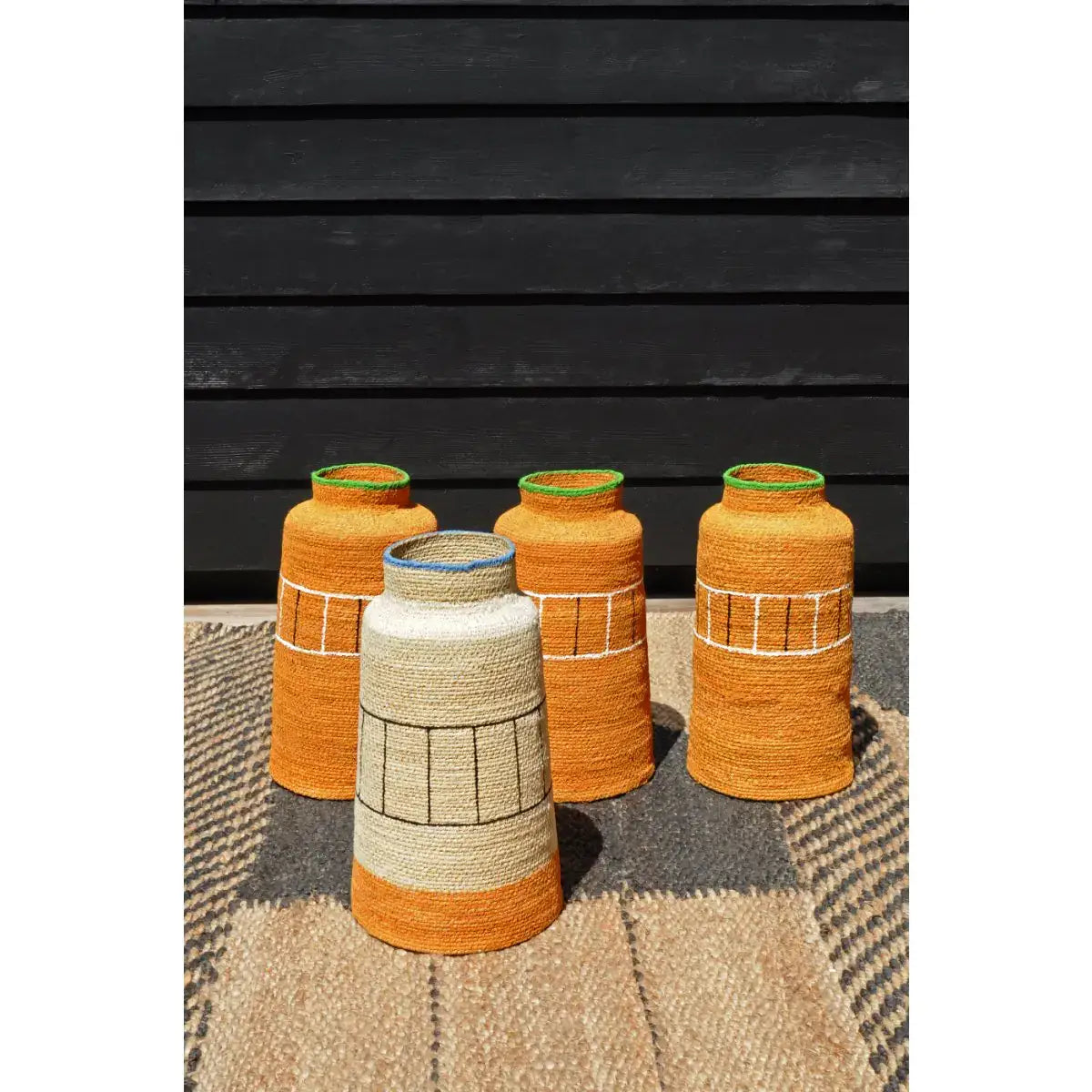 Flaschenvase bemalt in Mandel.