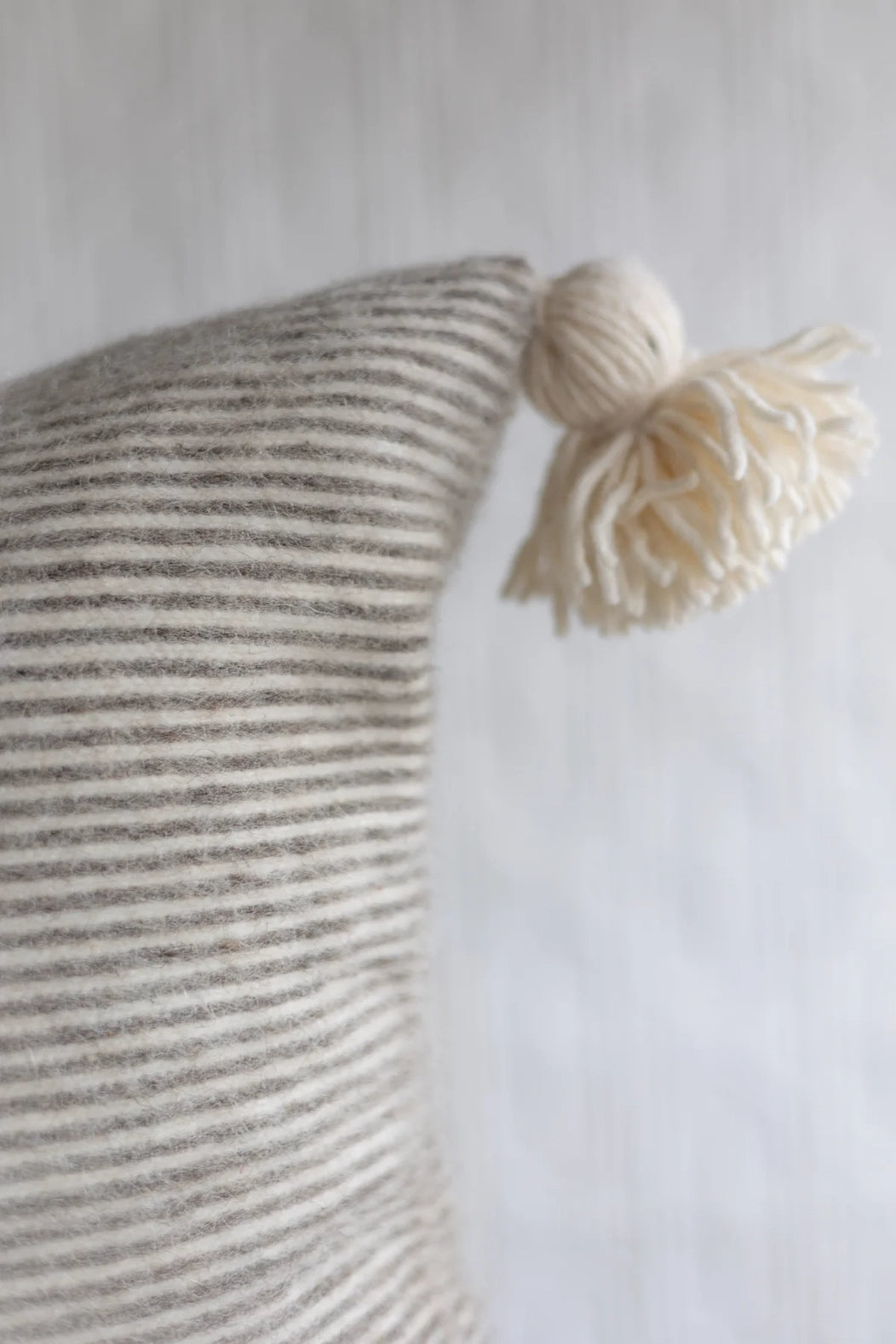 Pompom-Kissen – Handgewebter Baumwoll-Kissenbezug (50x50 cm)