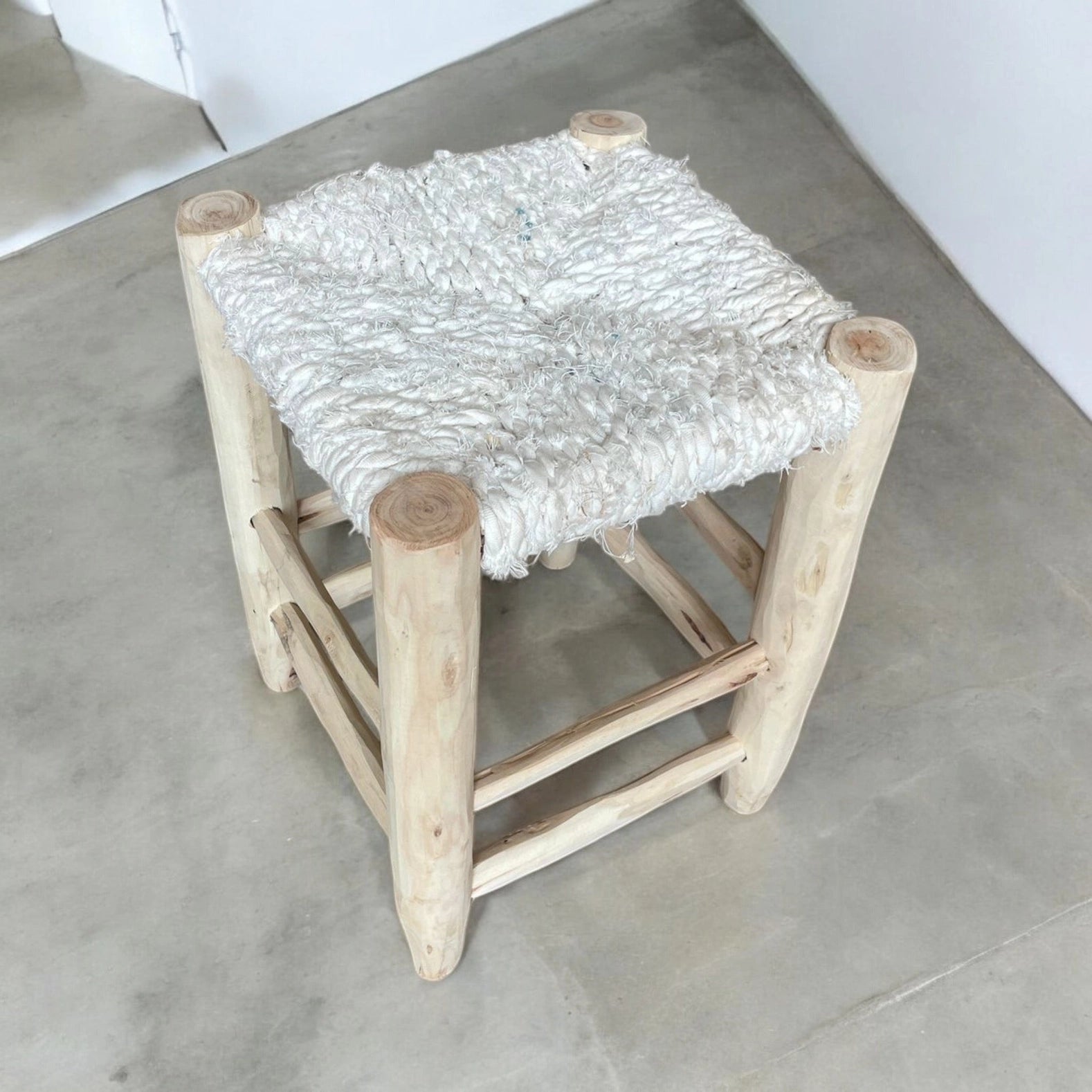 Ambon-Hocker – Weiß