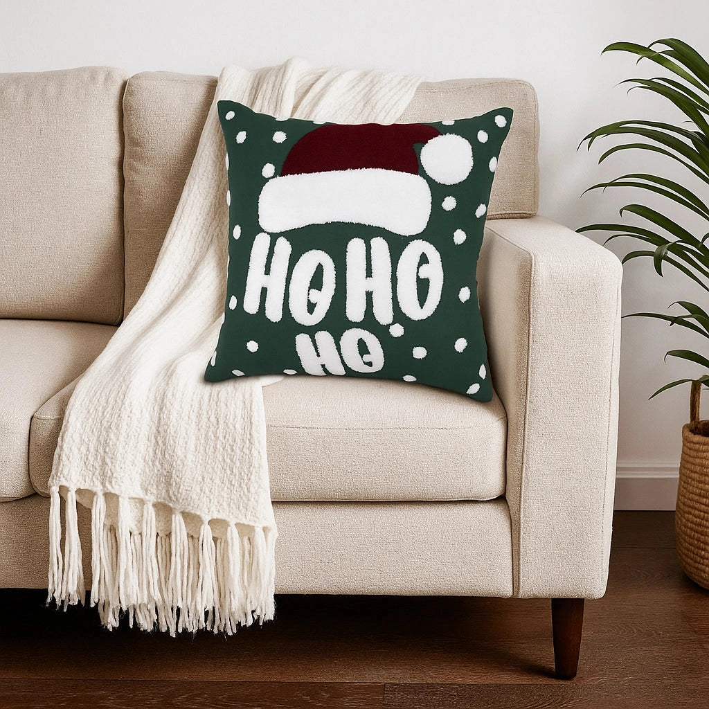 Weihnachtskissen mit lustigem 'Ho Ho Ho' Text und Weihnachtsmütze – Urbane Hide